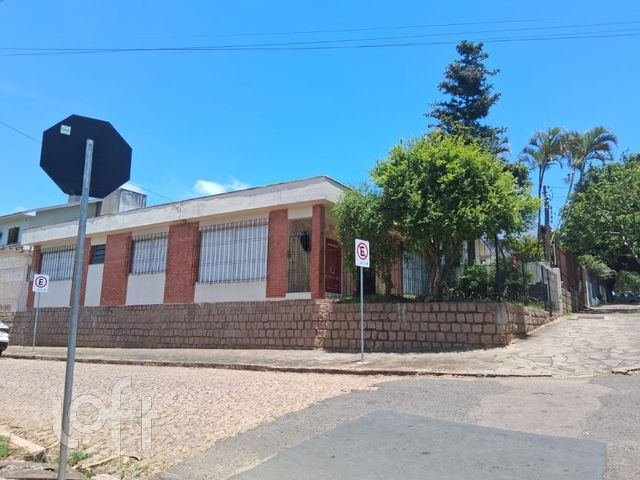 Casa com 300m², 2 dormitórios, Vila Ipiranga em Porto Alegre