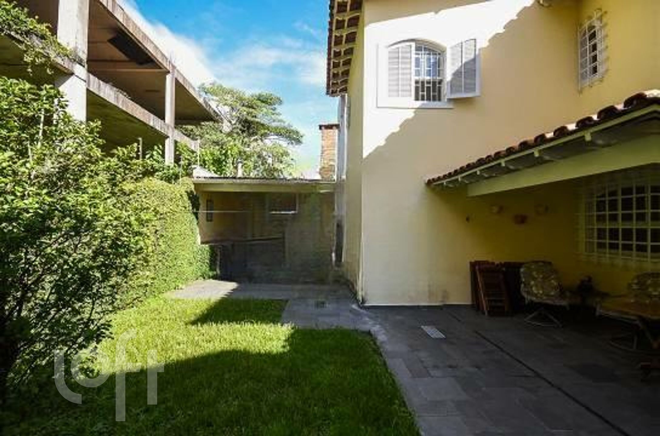 Casa à venda com 4 quartos, 211m² - Foto 2