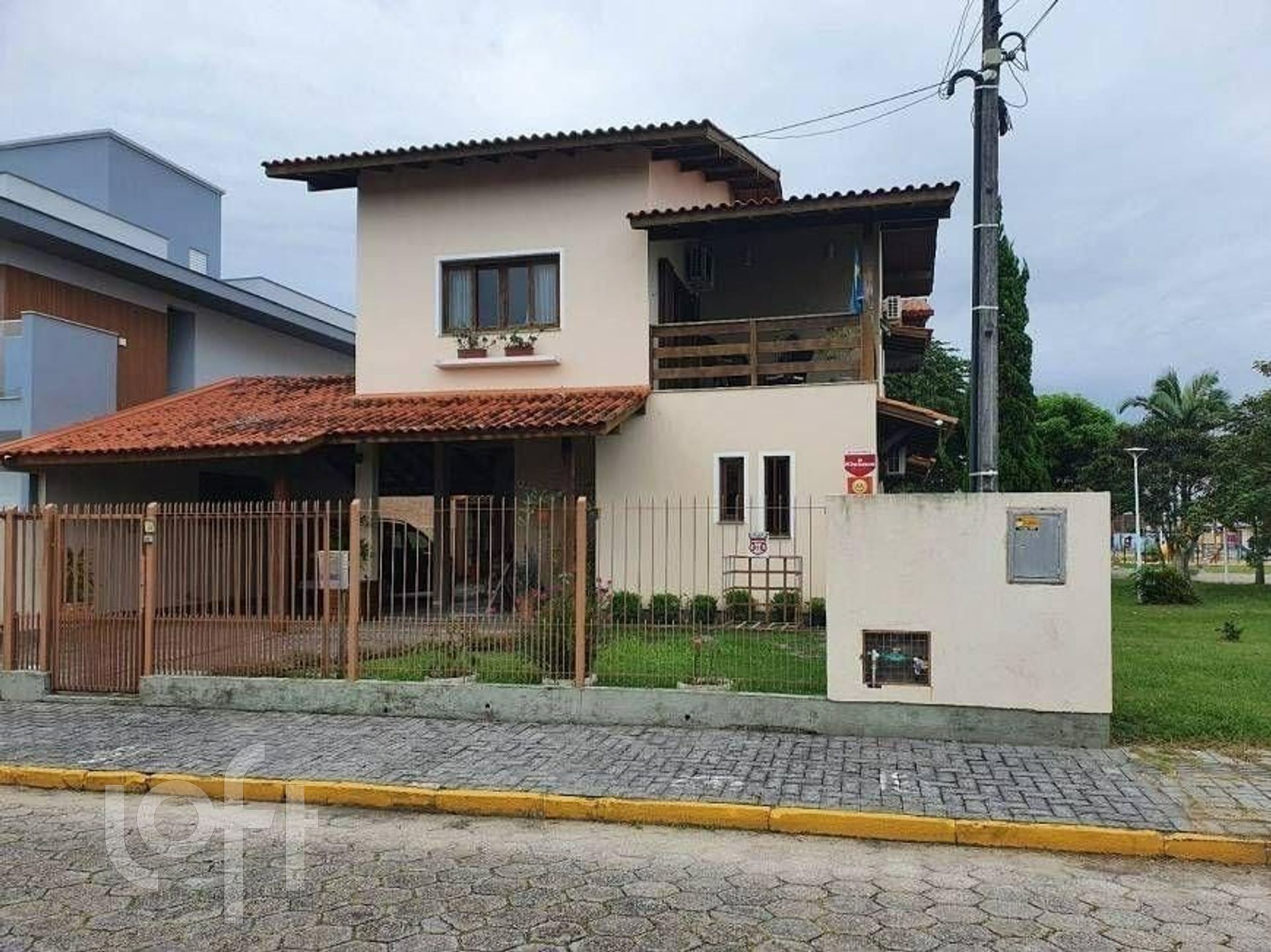Casa à venda em Carianos com 243 m², 3 quartos, 2 suítes, 3 vagas