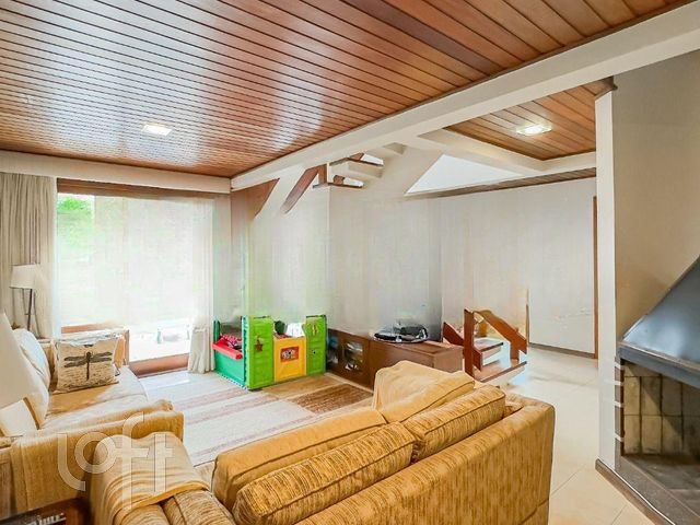 Casa com 356m², 3 dormitórios, 2 suítes, 4 vagas, Chácara das Pedras em Porto Alegre