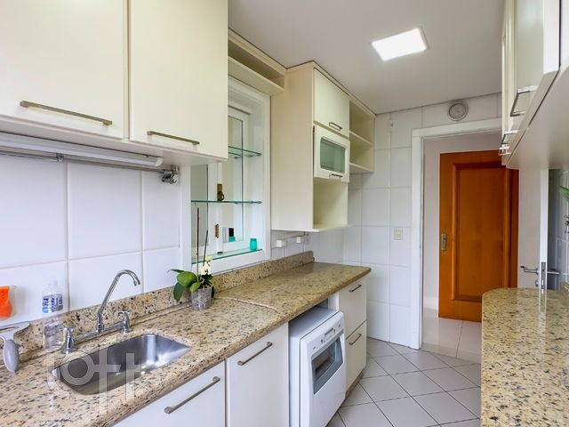 Apartamento com 98m², 3 dormitórios, 1 suíte, 2 vagas, Higienópolis em Porto Alegre