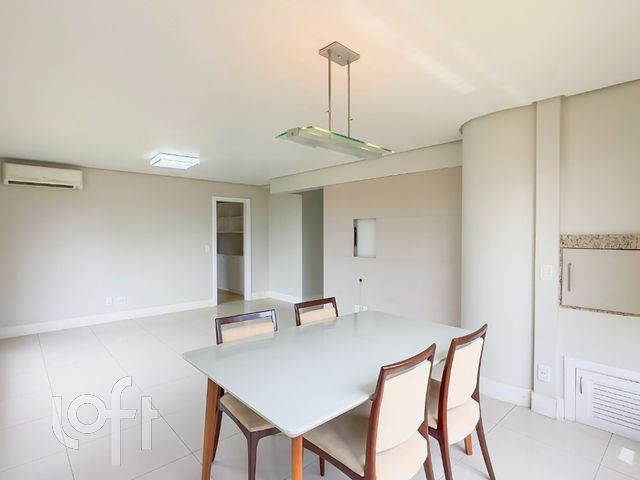 Apartamento com 98m², 3 dormitórios, 1 suíte, 2 vagas, Higienópolis em Porto Alegre