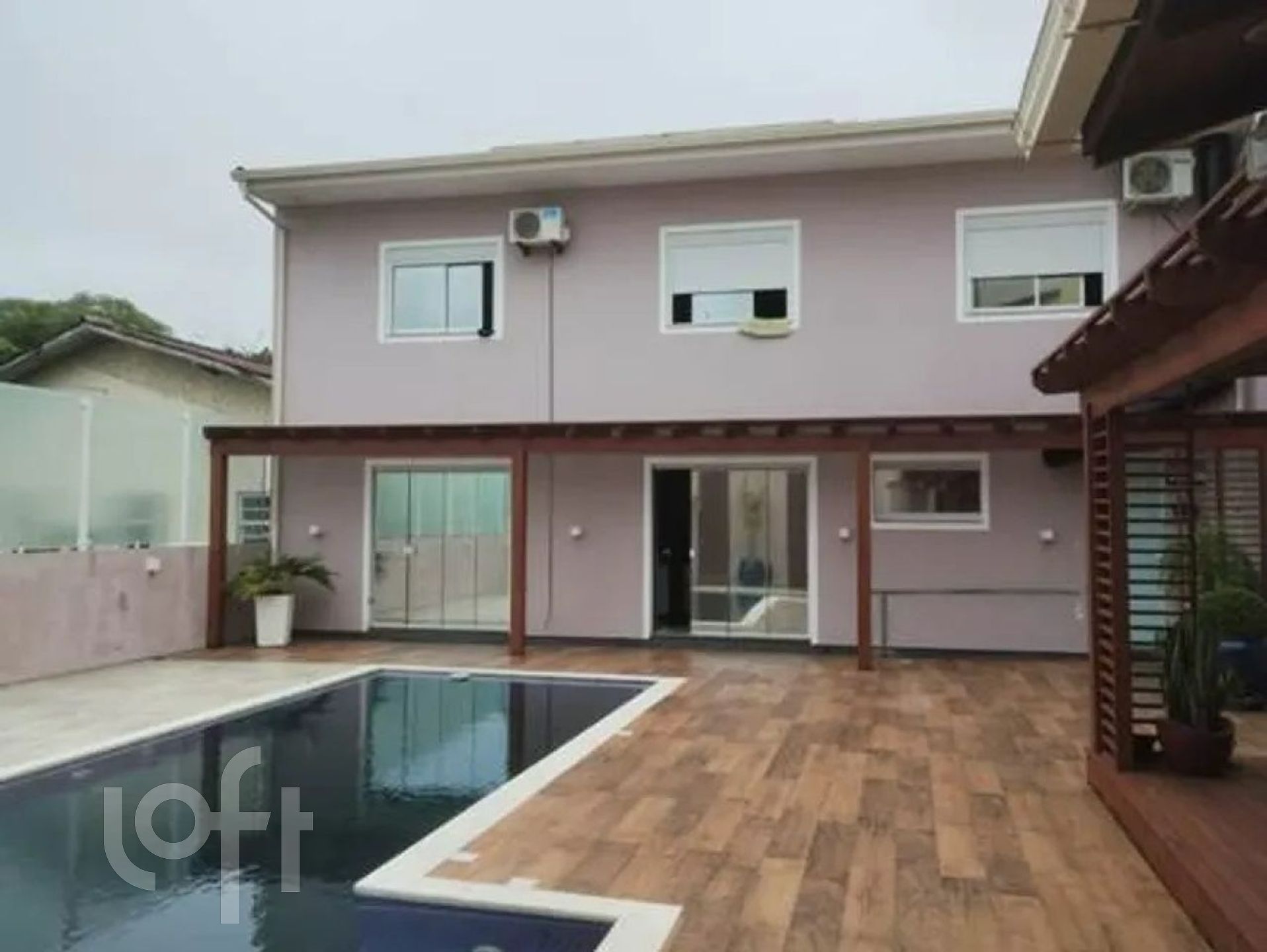 Casa à venda em Estreito com 260 m², 4 quartos, 1 suíte, 8 vagas