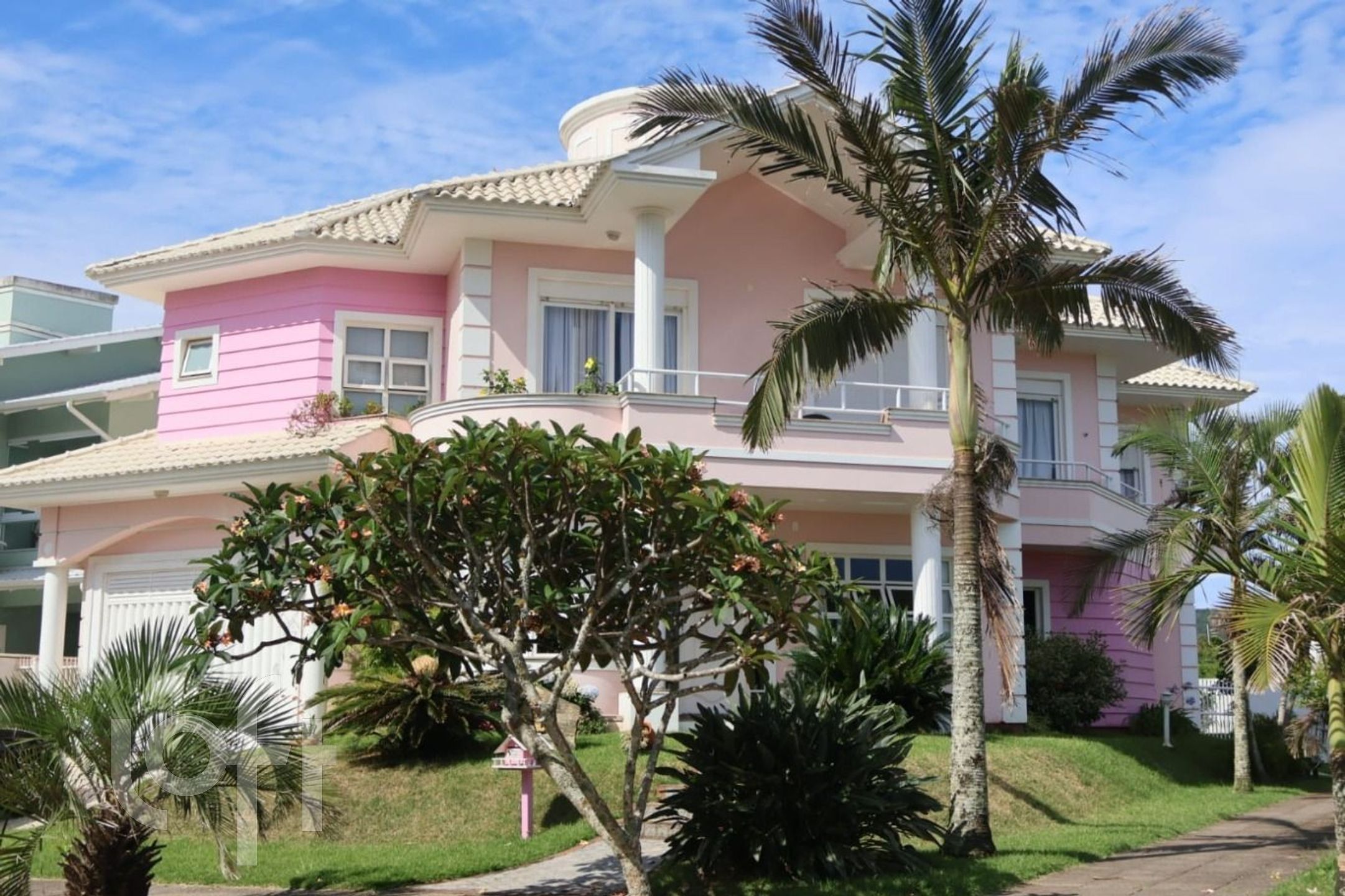 Casa Residencial com 282m², 5 quartos, 4 suítes, 2 garagens, no bairro Açores em Florianópolis