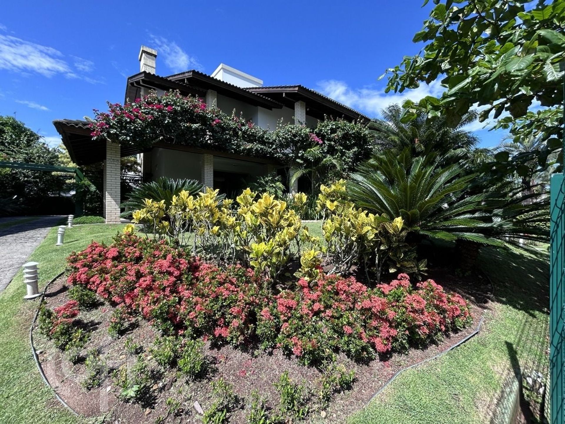 Casa Residencial com 400m², 5 quartos, 5 suítes, 2 garagens, no bairro Jurere Oeste em Florianópolis