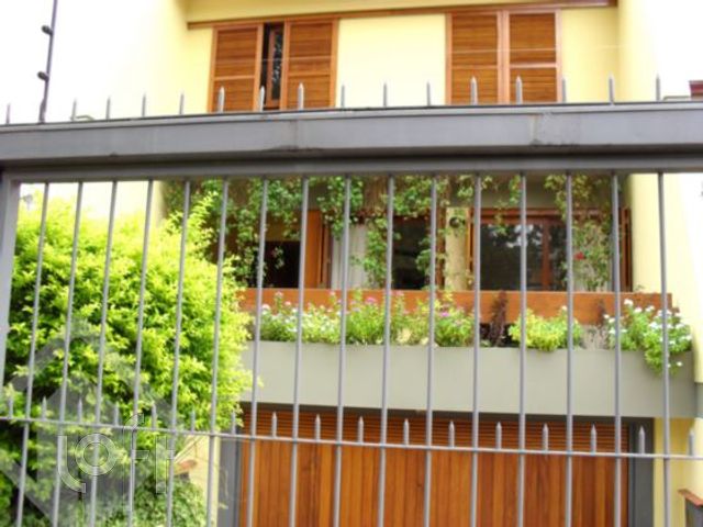 Casa com 240m², 3 dormitórios, 1 suíte, 2 vagas, Chácara das Pedras em Porto Alegre