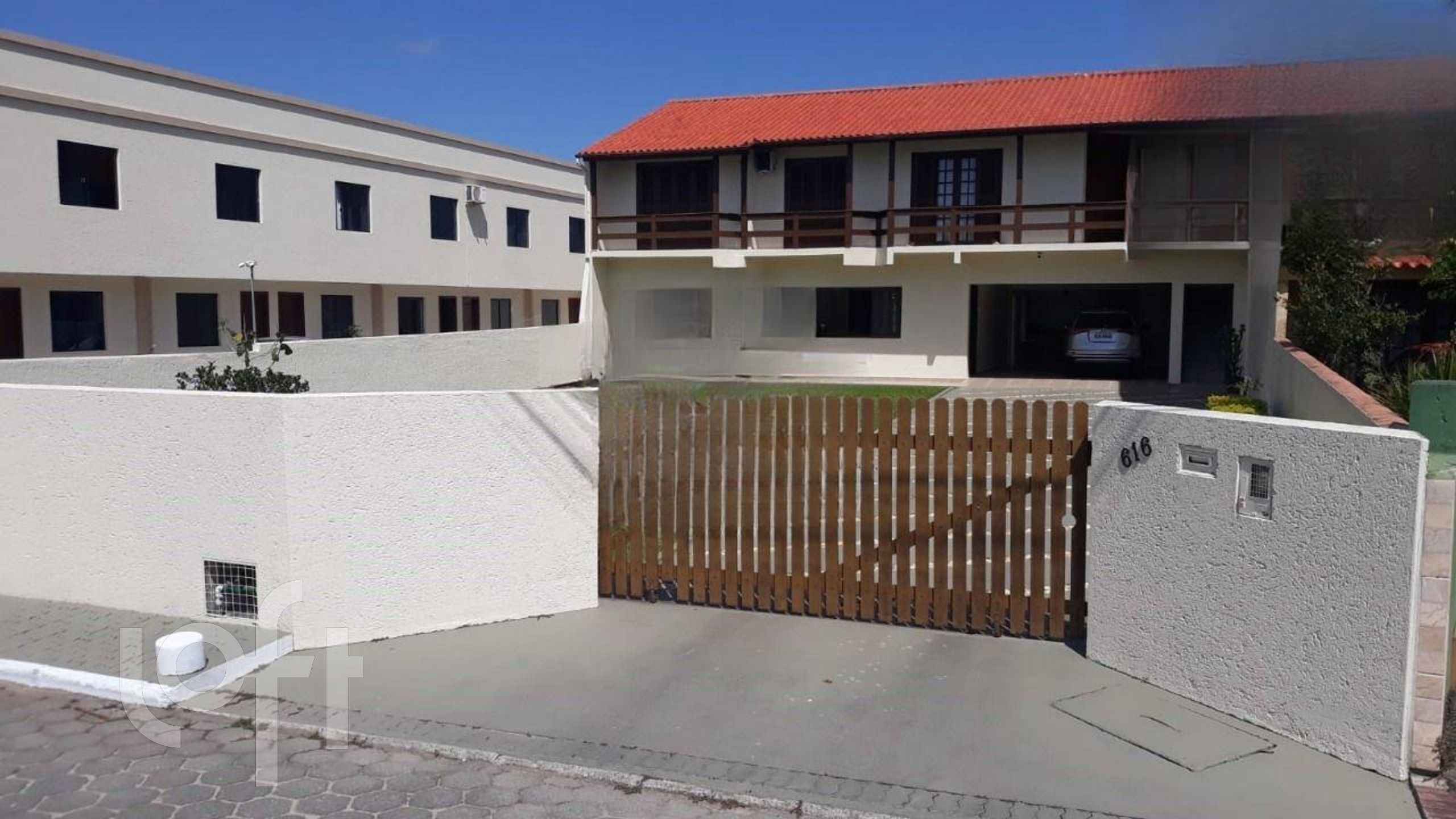 Casa Residencial com 1005m², 3 quartos, 2 garagens, no bairro Campeche Leste em Florianópolis