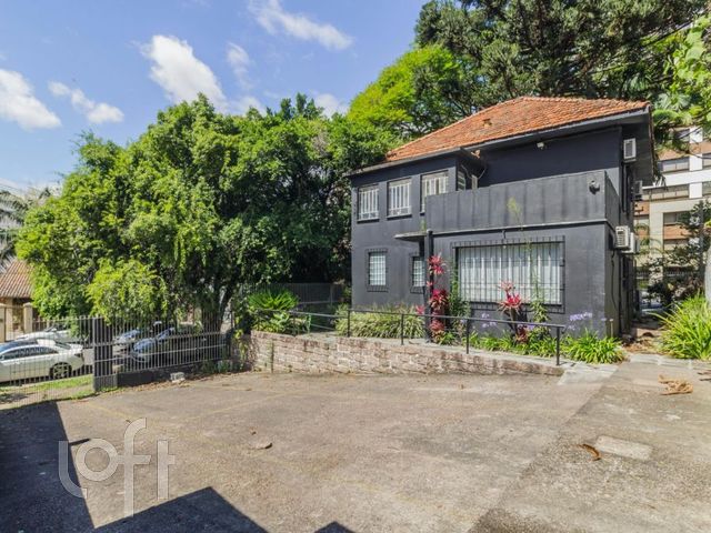 Casa com 300m², 5 dormitórios, 7 vagas, Petrópolis em Porto Alegre