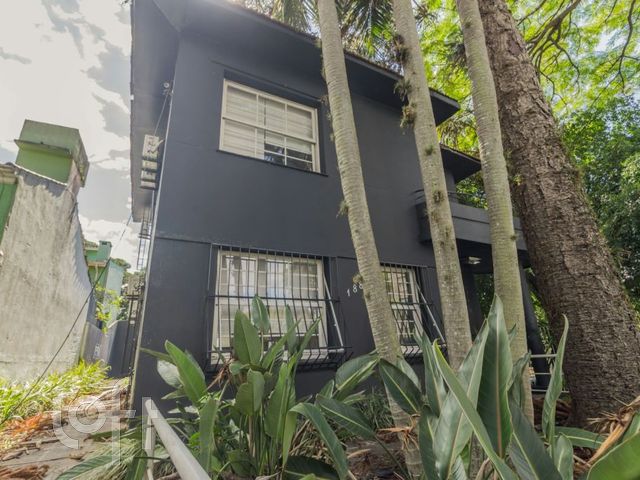 Casa com 300m², 5 dormitórios, 7 vagas, Petrópolis em Porto Alegre