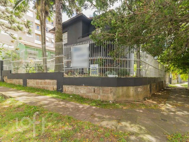 Casa com 300m², 5 dormitórios, 7 vagas, Petrópolis em Porto Alegre