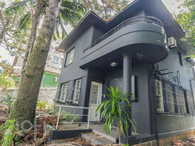Casa com 300m², 5 dormitórios, 7 vagas, Petrópolis em Porto Alegre