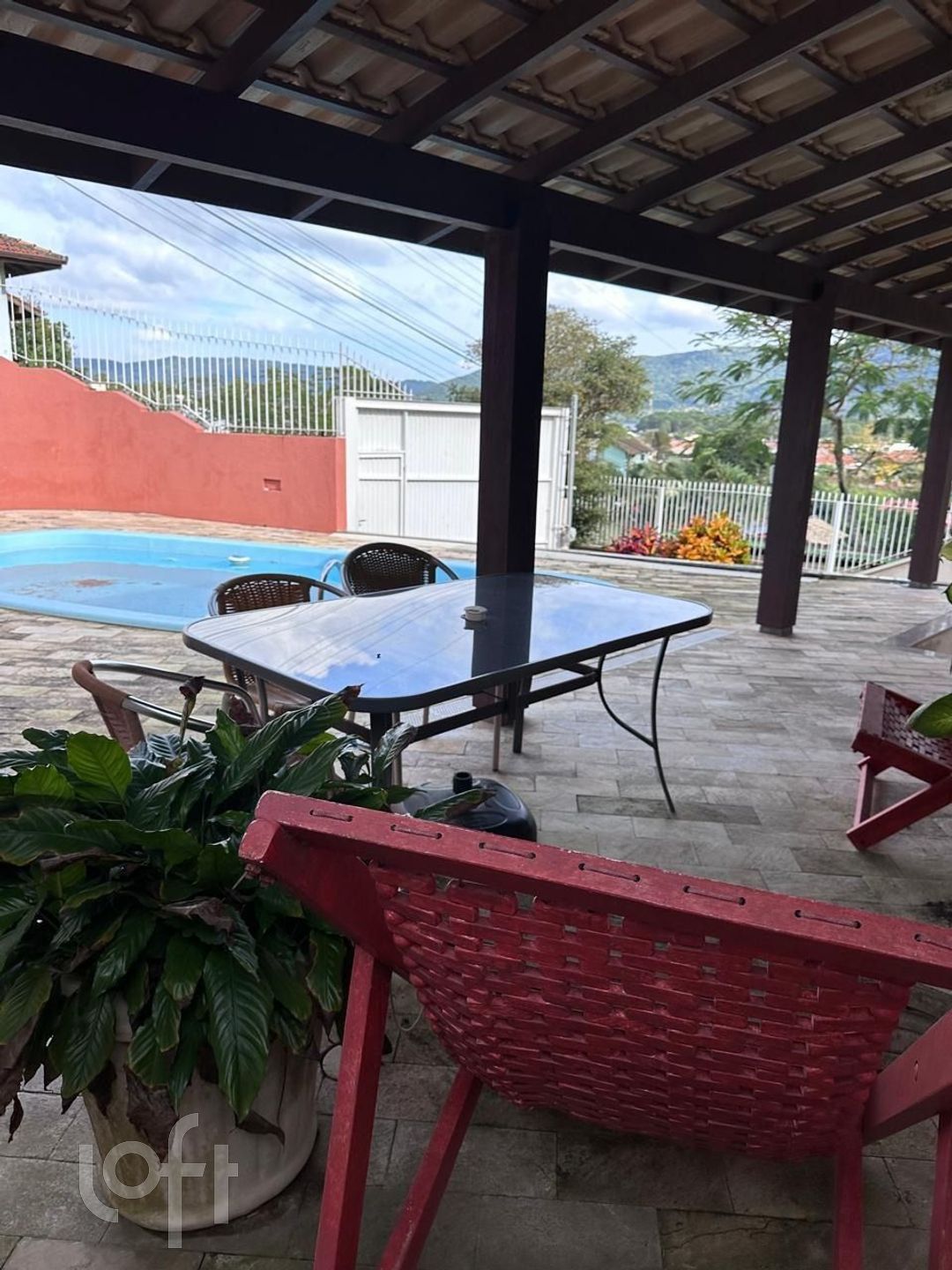 Casa Residencial com 180m², 3 quartos, 2 suítes, 4 garagens, no bairro Barra da Lagoa em Florianópolis