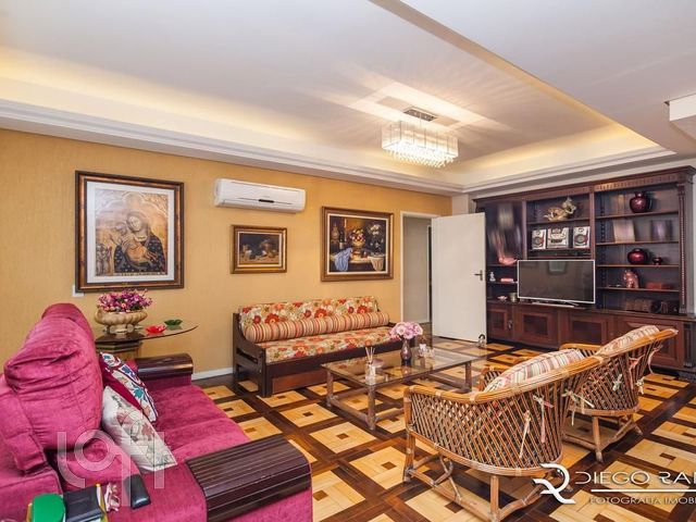 Apartamento com 208m², 3 dormitórios, 1 suíte, 1 vaga, Independência em Porto Alegre