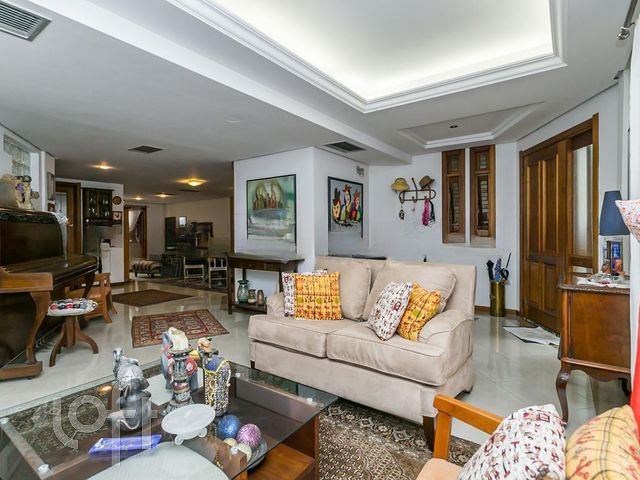 Casa com 417m², 4 dormitórios, 1 suíte, 4 vagas, Petrópolis em Porto Alegre