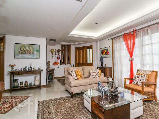 Casa com 417m², 4 dormitórios, 1 suíte, 4 vagas, Petrópolis em Porto Alegre