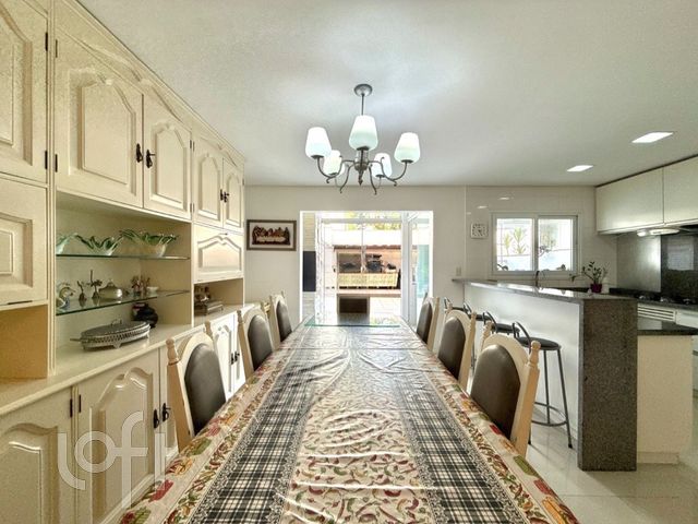 Casa com 247m², 3 dormitórios, 3 suítes, 4 vagas, Vila Ipiranga em Porto Alegre