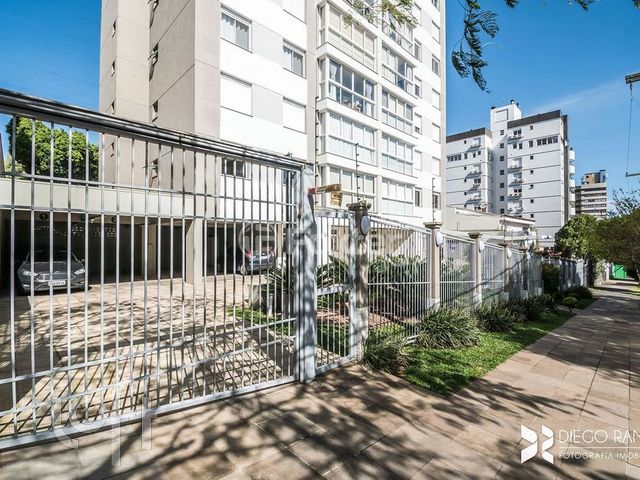 Apartamento com 68m², 2 dormitórios, 1 suíte, 2 vagas, Petrópolis em Porto Alegre
