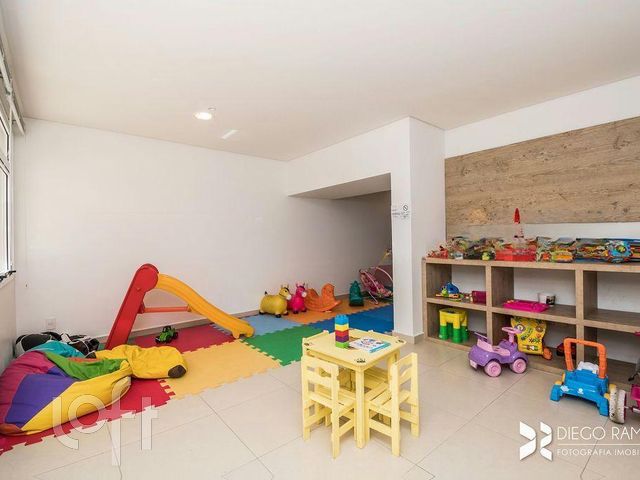 Apartamento com 68m², 2 dormitórios, 1 suíte, 2 vagas, Petrópolis em Porto Alegre