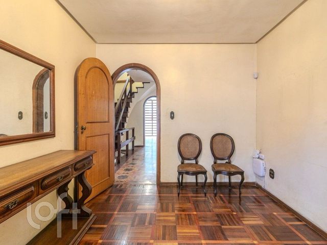 Casa com 230m², 4 dormitórios, 1 suíte, 2 vagas, Petrópolis em Porto Alegre