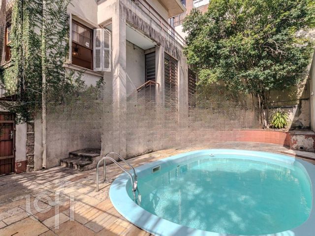 Casa com 230m², 4 dormitórios, 1 suíte, 2 vagas, Petrópolis em Porto Alegre