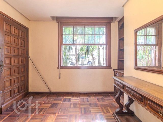 Casa com 230m², 4 dormitórios, 1 suíte, 2 vagas, Petrópolis em Porto Alegre