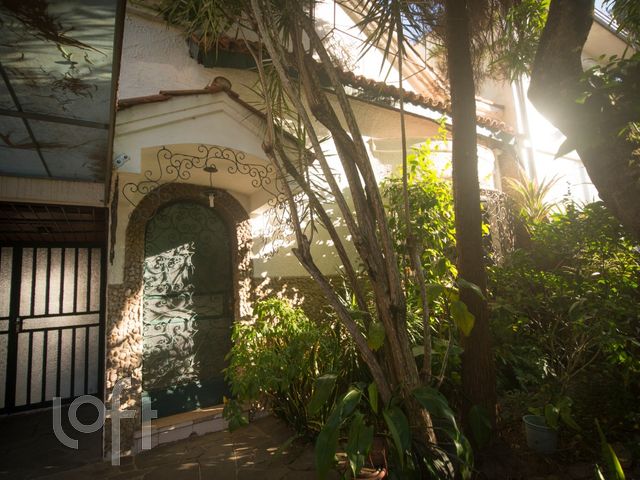 Casa com 250m², 4 dormitórios, 2 suítes, 2 vagas, Petrópolis em Porto Alegre