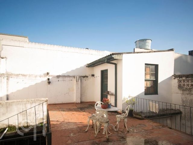 Casa com 250m², 4 dormitórios, 2 suítes, 2 vagas, Petrópolis em Porto Alegre