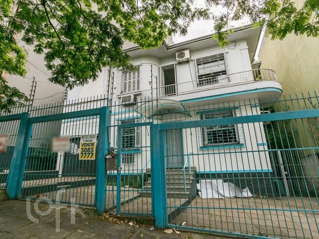 Casa com 250m², 3 dormitórios, 4 vagas, Petrópolis em Porto Alegre