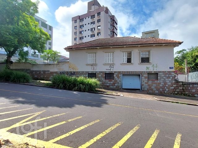 Casa com 232m², 4 dormitórios, 1 suíte, 4 vagas, Higienópolis em Porto Alegre