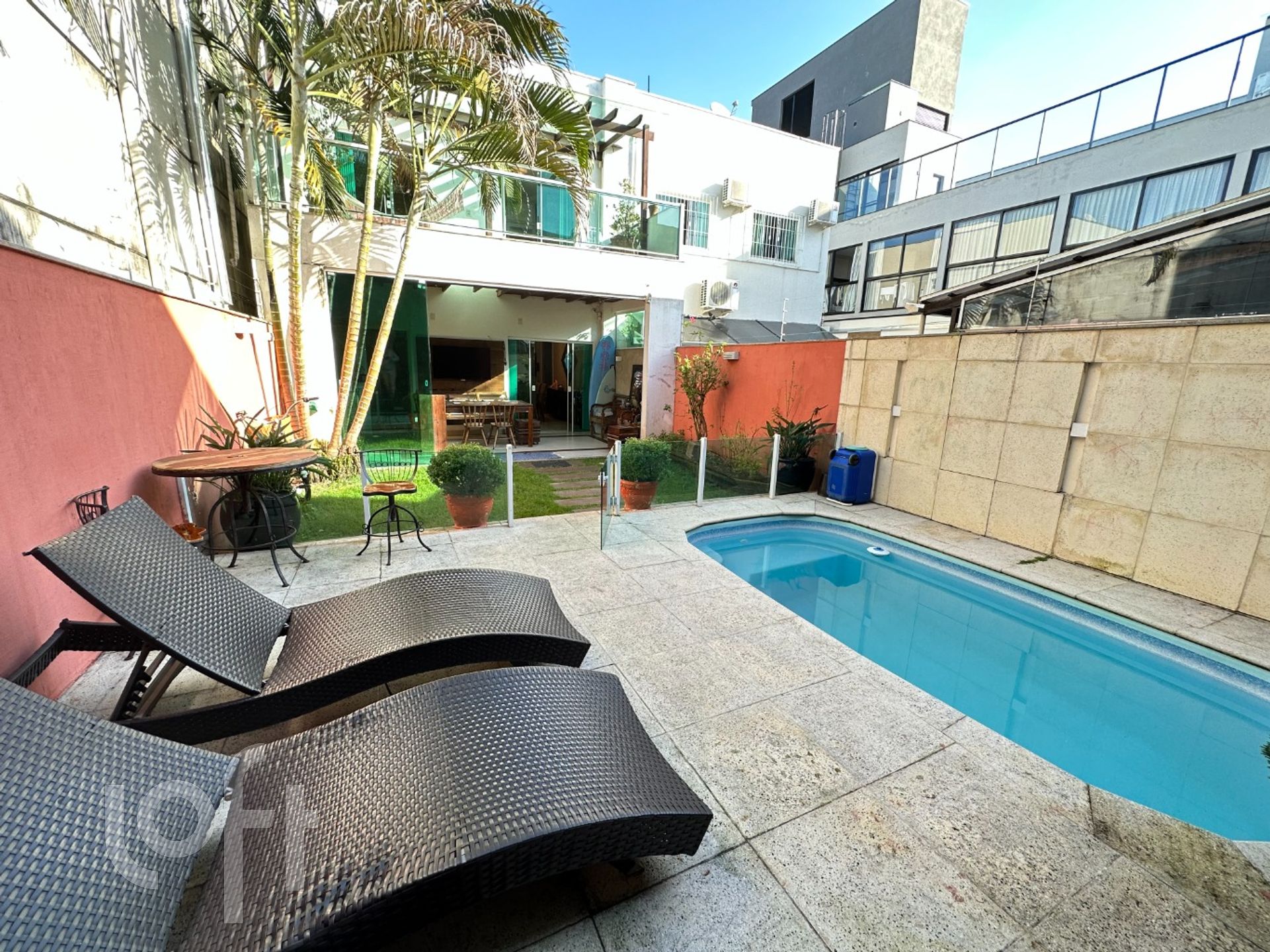 Casa Residencial com 355m², 3 quartos, 3 suítes, 3 garagens, no bairro Pioneiros em Balneário Camboriú