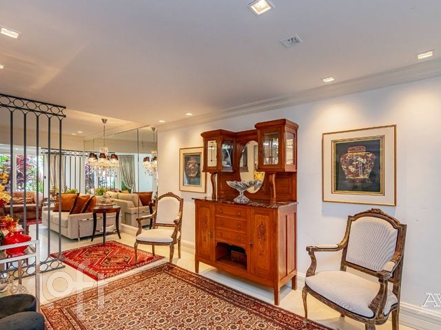 Casa com 307m², 2 dormitórios, 1 suíte, 4 vagas, Menino Deus em Porto Alegre