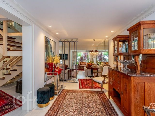 Casa com 307m², 2 dormitórios, 1 suíte, 4 vagas, Menino Deus em Porto Alegre