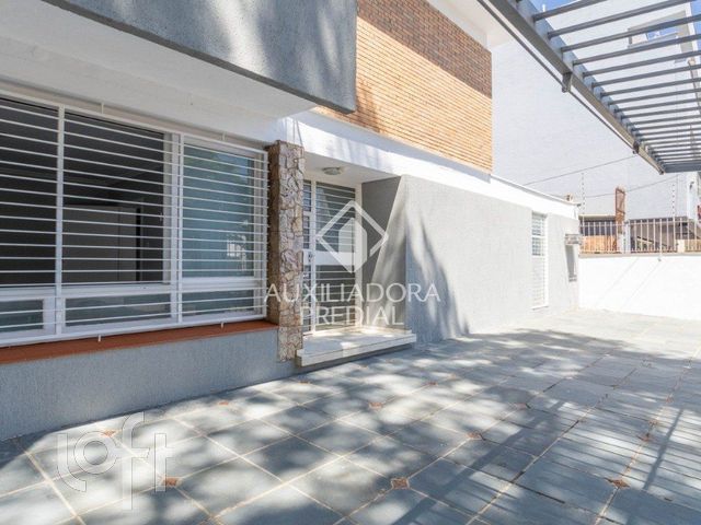 Casa com 224m², 3 dormitórios, 5 vagas, Menino Deus em Porto Alegre