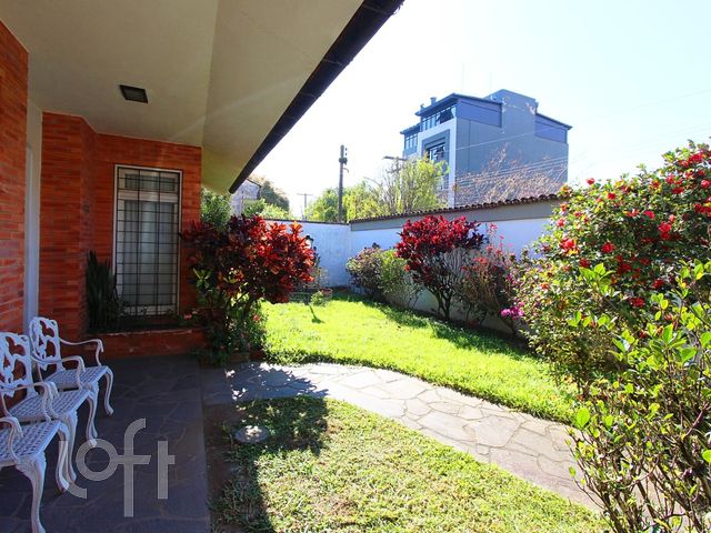 Casa com 320m², 4 dormitórios, 1 suíte, 3 vagas, Menino Deus em Porto Alegre