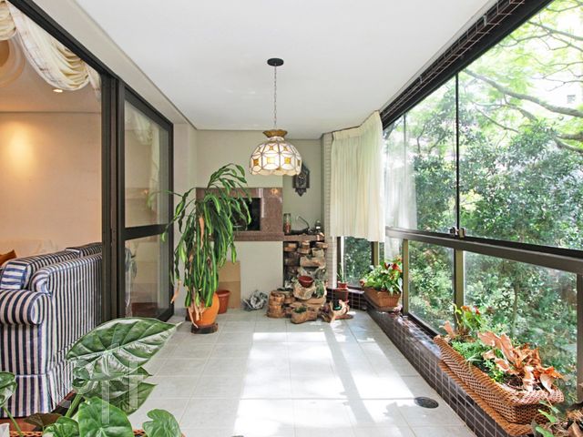 Apartamento com 145m², 3 dormitórios, 1 suíte, 2 vagas, Rio Branco em Porto Alegre