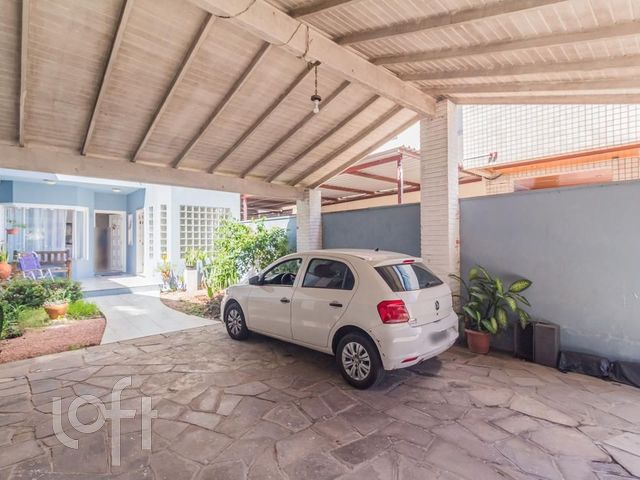 Casa com 250m², 3 dormitórios, 2 suítes, 3 vagas, Petrópolis em Porto Alegre