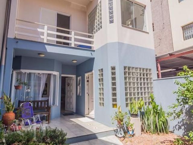 Casa com 250m², 3 dormitórios, 2 suítes, 3 vagas, Petrópolis em Porto Alegre