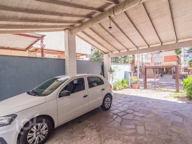 Casa com 250m², 3 dormitórios, 2 suítes, 3 vagas, Petrópolis em Porto Alegre