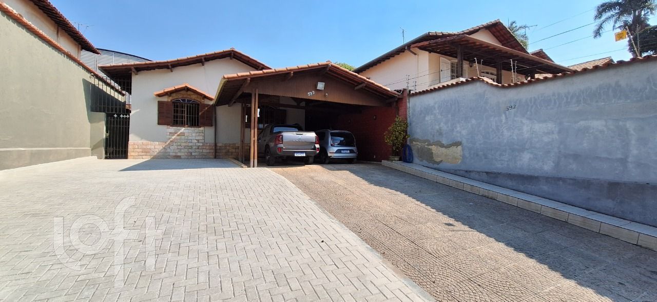 Casa à venda com 4 quartos, 350m² - Foto 1