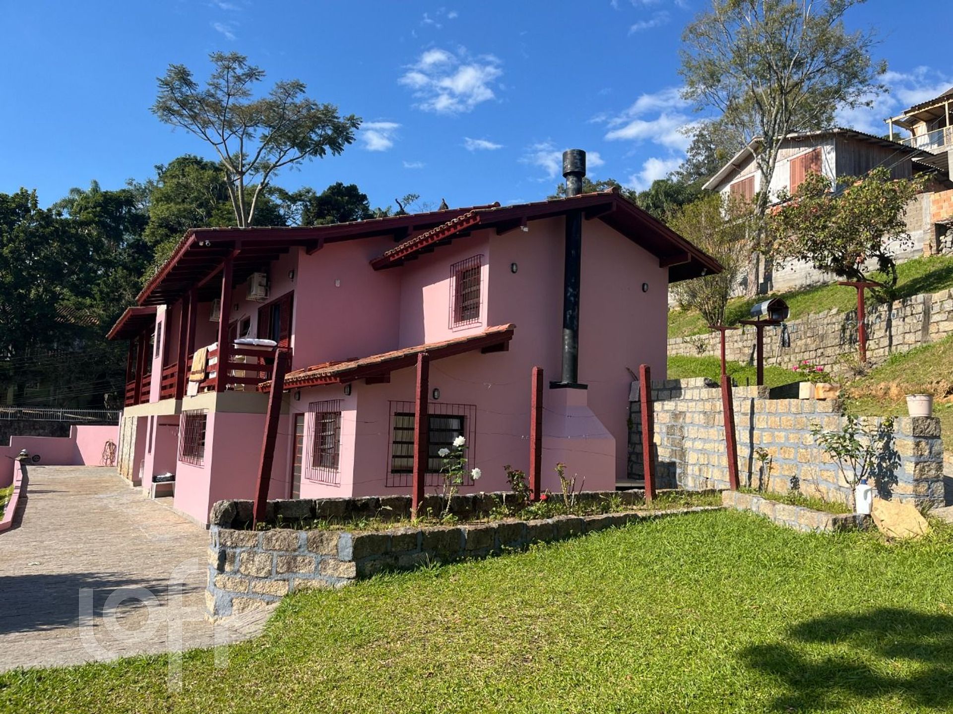 Casa Residencial com 353m², 4 quartos, 1 suíte, no bairro Córrego Grande em Florianópolis