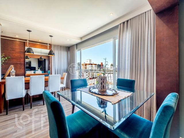 Apartamento com 110m², 3 dormitórios, 1 suíte, 2 vagas, Petrópolis em Porto Alegre
