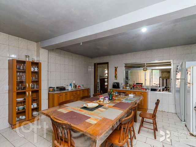 Casa com 369m², 3 dormitórios, 1 suíte, 2 vagas, Jardim Botânico em Porto Alegre