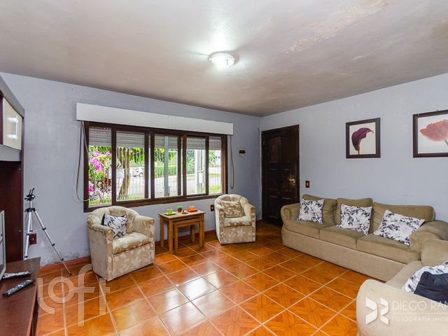 Casa com 369m², 3 dormitórios, 1 suíte, 2 vagas, Jardim Botânico em Porto Alegre