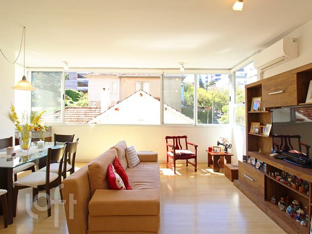 Apartamento com 75m², 2 dormitórios, 1 suíte, 1 vaga, Rio Branco em Porto Alegre