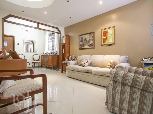 Casa com 330m², 4 dormitórios, 1 suíte, 6 vagas, Menino Deus em Porto Alegre