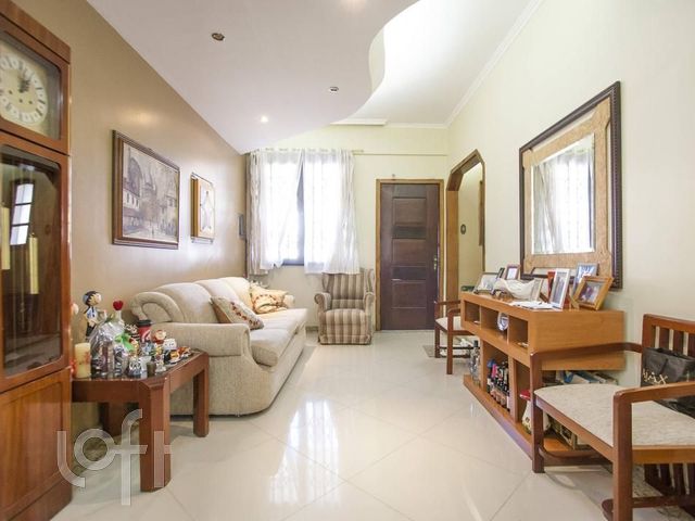 Casa com 330m², 4 dormitórios, 1 suíte, 6 vagas, Menino Deus em Porto Alegre