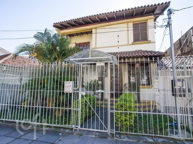 Casa com 330m², 4 dormitórios, 1 suíte, 6 vagas, Menino Deus em Porto Alegre