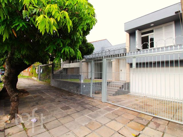 Casa com 213m², 3 dormitórios, 1 suíte, 2 vagas, Vila Ipiranga em Porto Alegre