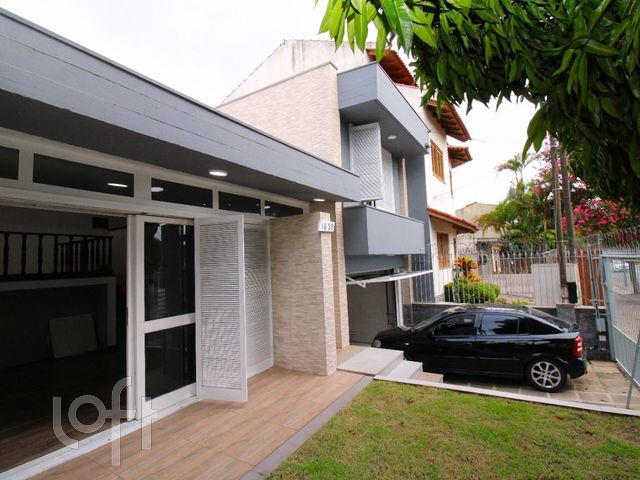 Casa com 213m², 3 dormitórios, 1 suíte, 2 vagas, Vila Ipiranga em Porto Alegre