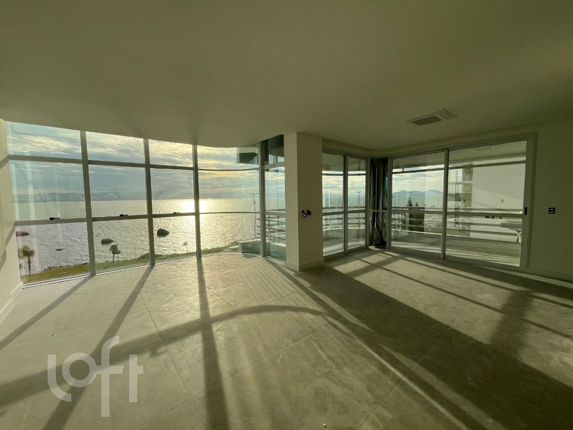 Apartamento à venda em Agronômica com 211 m², 3 quartos, 2 suítes, 3 vagas